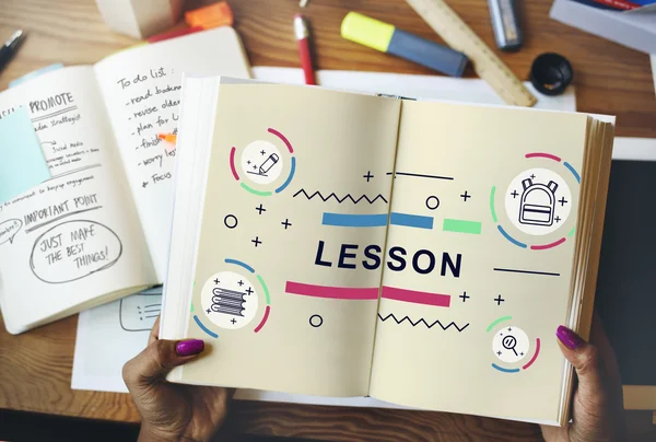 Mujer sosteniendo cuaderno con texto — Foto de Stock