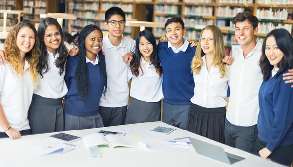 Mooie studenten in de Universiteitsbibliotheek — Stockfoto