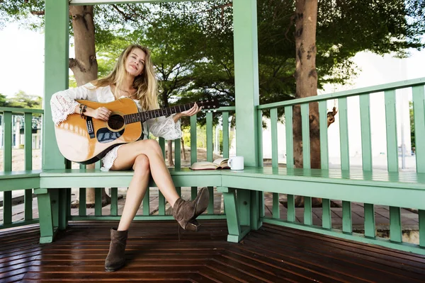 Menina beleza com guitarra — Fotografia de Stock