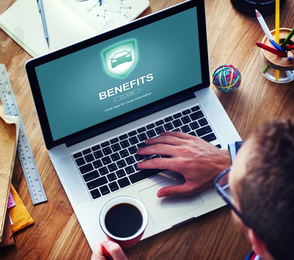 Man met laptop werken en koffie drinken — Stockfoto