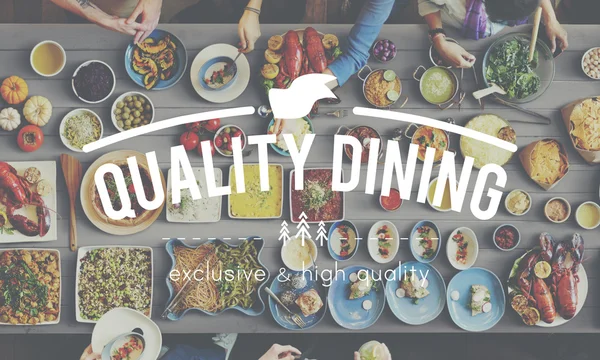 Mesa com comida e jantar de qualidade — Fotografia de Stock