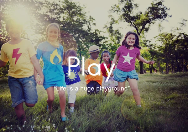 Niños jugando al aire libre — Foto de Stock