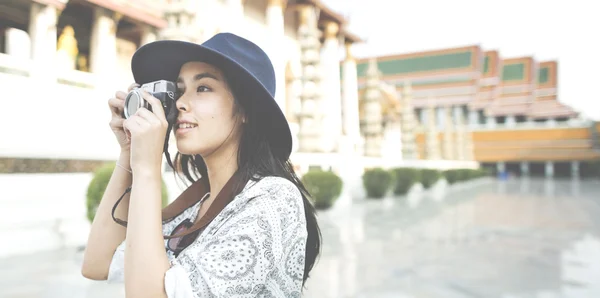 Ragazza in cappello nero con fotocamera — Foto Stock