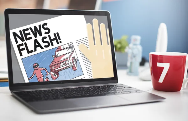 Laptop e caneca vermelha na mesa — Fotografia de Stock