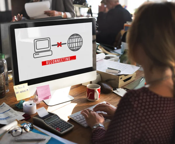 Geschäftsfrau arbeitet im Büro — Stockfoto