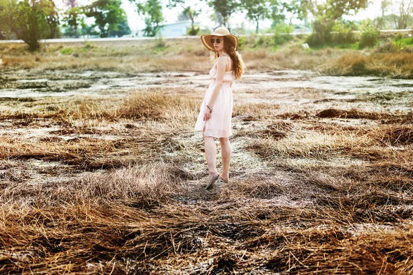 Zomer meisje lopen op grasland — Stockfoto