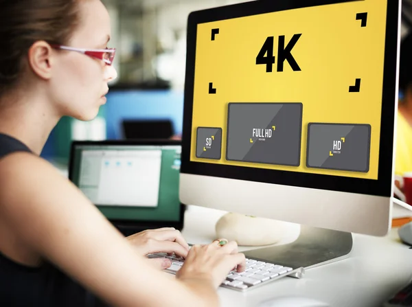 Mujer de negocios que trabaja en la computadora con 4k — Foto de Stock