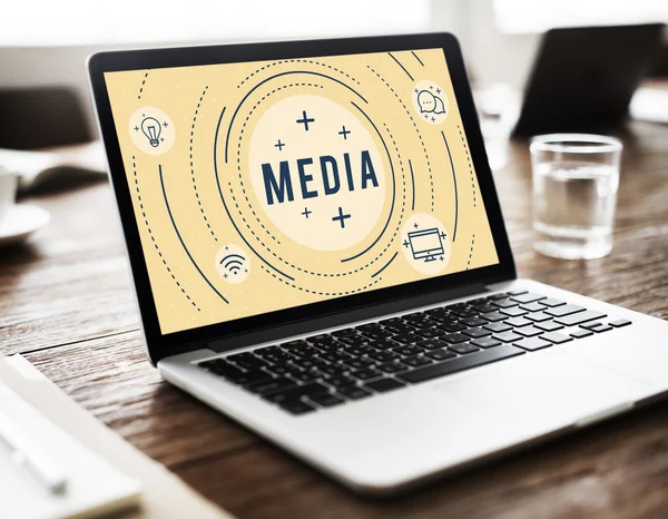 Laptop op het Bureau — Stockfoto