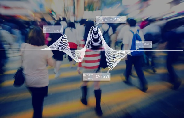 Pessoas andando no trânsito — Fotografia de Stock