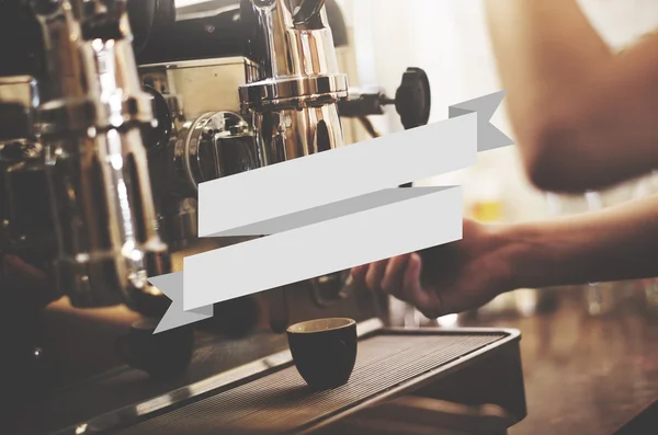 Barista parzenia kawy — Zdjęcie stockowe