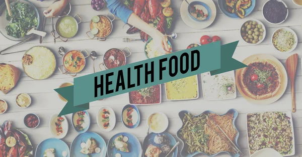 Tisch mit Lebensmitteln und gesundem Essen — Stockfoto