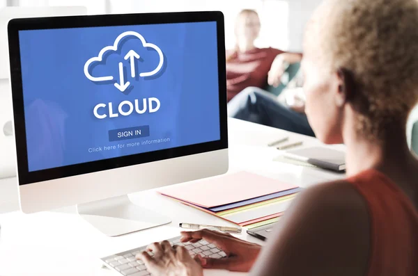 Бизнесвумен, работающая на компьютере с облаком — стоковое фото