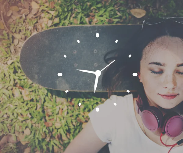 Vrouw liggend op skateboard op achtergrond — Stockfoto