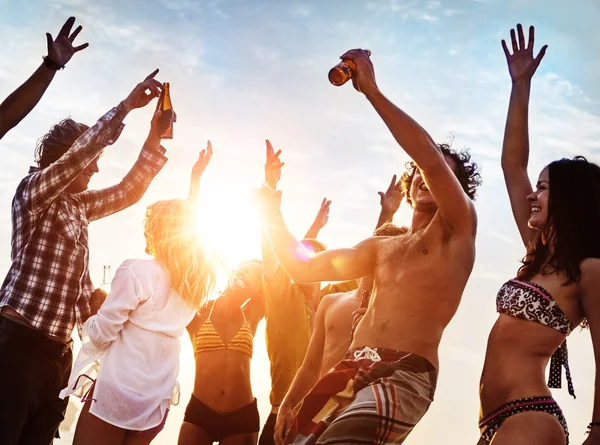 Groep vrienden op Summer Beach Party — Stockfoto