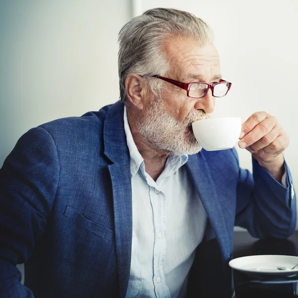 英俊的高级男人喝咖啡 — 图库照片