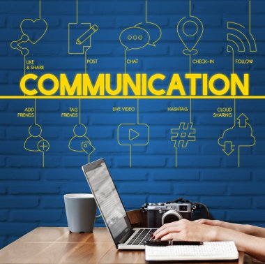 Dizüstü bilgisayarda yazan kadın klavyesi