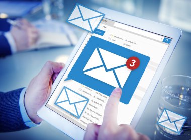 Tablet kullanan adam