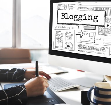 çalışan kişi bilgisayar ile