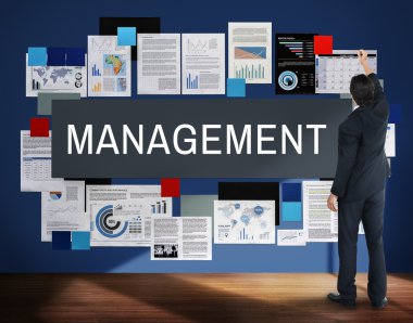 İş adamı duvara yakın duruyor 