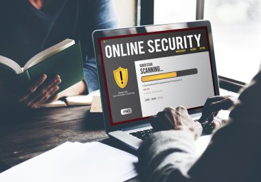 kişi bilgisayar ile çalışma