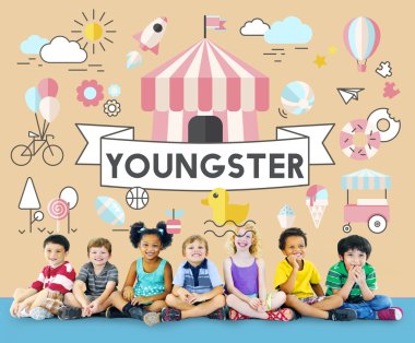 Çeşitlilik çocuk birlikte oturan