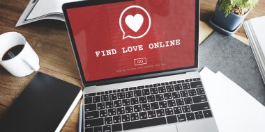 masa üstünde laptop açık 