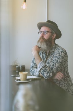 Kafedeki son sınıf öğrencisi.