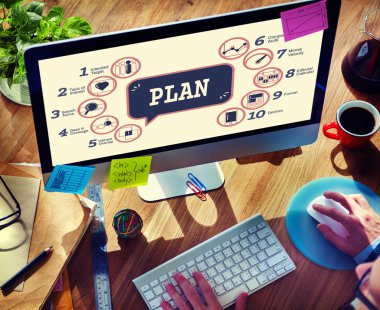 Bilgisayar kullanan adam