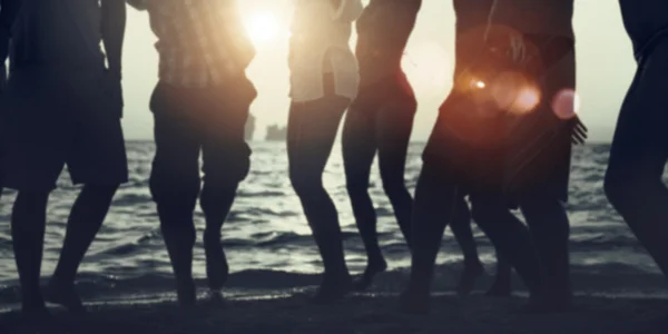 Vänner och dansa på stranden — Stockfoto