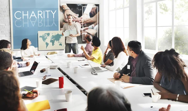 Gente de negocios trabajando en oficina — Foto de Stock