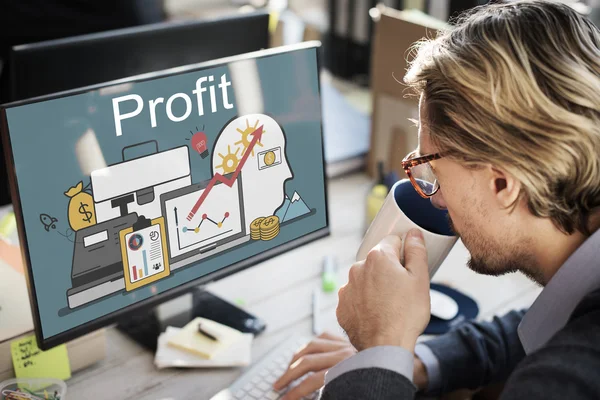 Mann mit Computer im Büro — Stockfoto