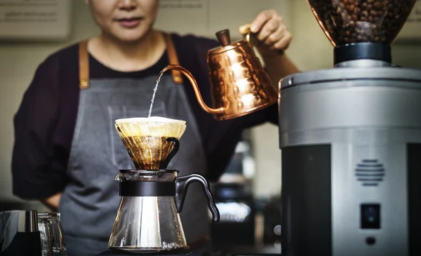 Barista haciendo café en la cafetería —  Fotos de Stock