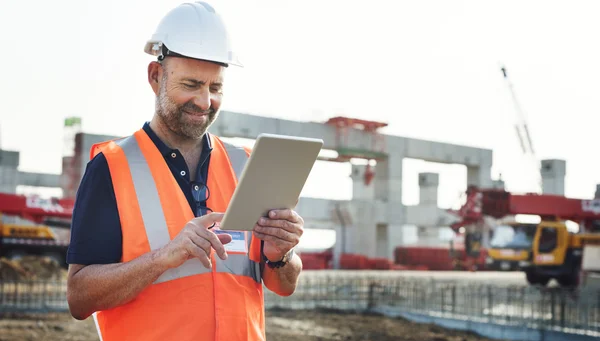 Bouwvakker met tablet — Stockfoto