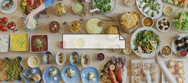 Tavolo con cibo e cornice — Foto Stock