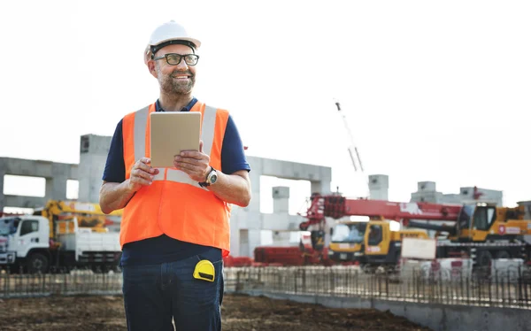 Trabalhador da construção com tablet — Fotografia de Stock