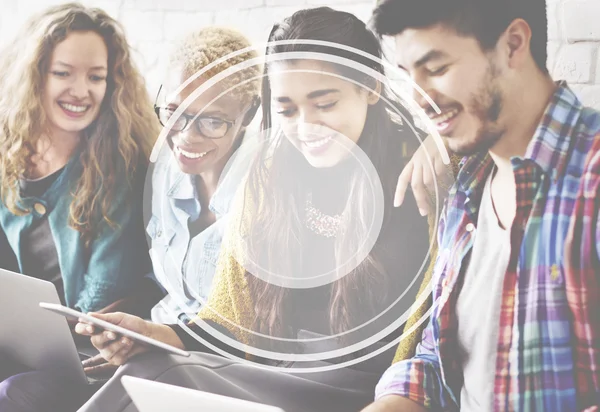 Schöne Menschen mit digitalen Gadgets — Stockfoto