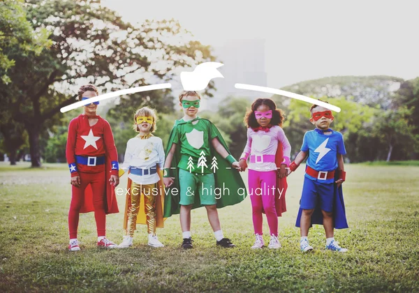 Barnen i superhjälte dräkter — Stockfoto