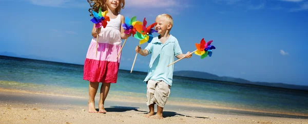 Gelukkige kinderen op strand — Stockfoto