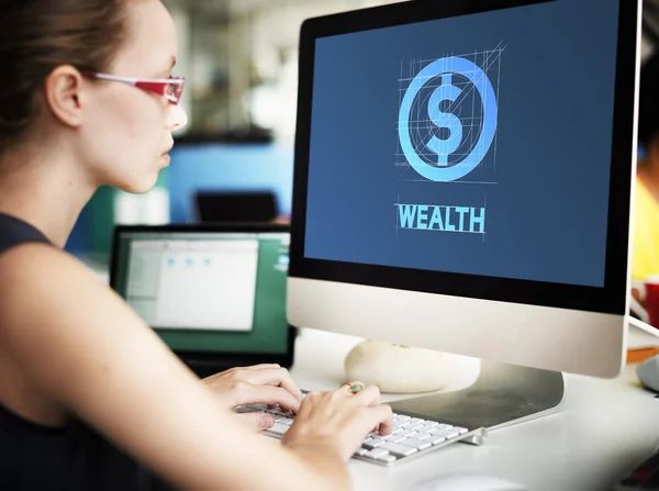 Mujer de negocios que trabaja en la computadora con riqueza —  Fotos de Stock