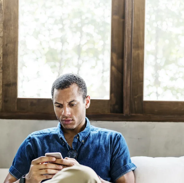 Hombre casual navegación móvil —  Fotos de Stock