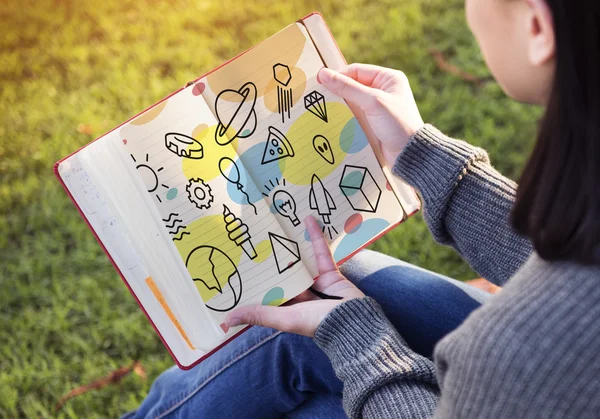 Vrouw bedrijf laptop voor notities — Stockfoto