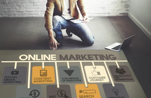 Biznesmen pracy z marketingu Online — Zdjęcie stockowe