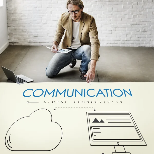 Homme d'affaires travaillant avec la communication — Photo