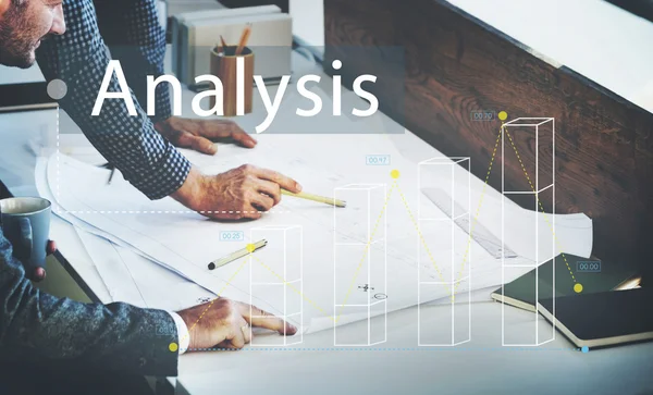 Kollegen diskutieren und analysieren — Stockfoto