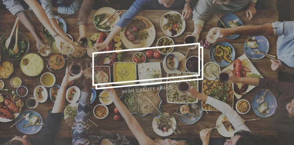 Menschen und Essen mit Transparent — Stockfoto