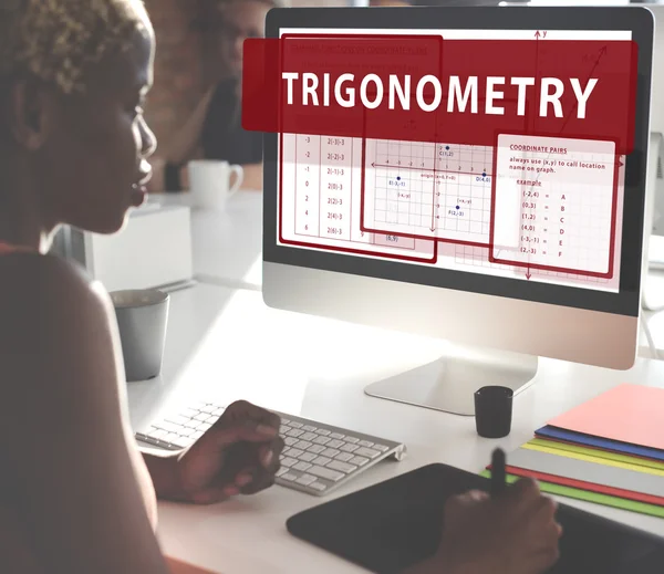 Zakenvrouw werken op de computer met de trigonometriefuncties — Stockfoto