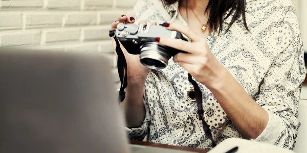 Kvinna med kamera och bärbar dator — Stockfoto