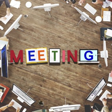 insanlar büyük masada çalışma