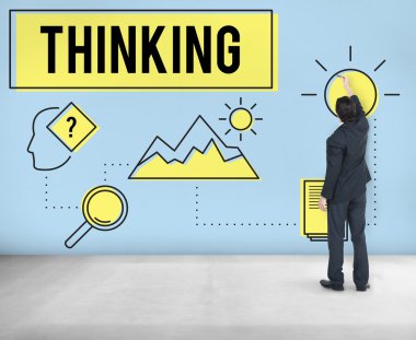 İş adamı duvara yakın duruyor 