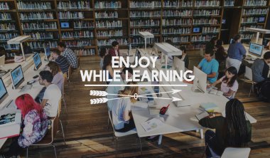 Üniversite kitaplığında bilgisayarlar kullanan öğrenciler